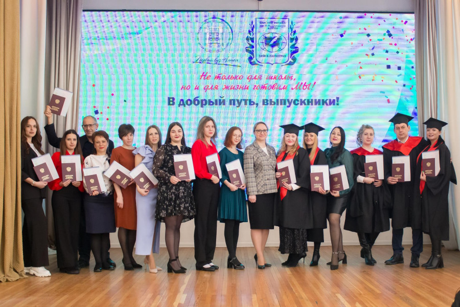 В добрый путь! Состоялся первый в этом году выпуск магистров.